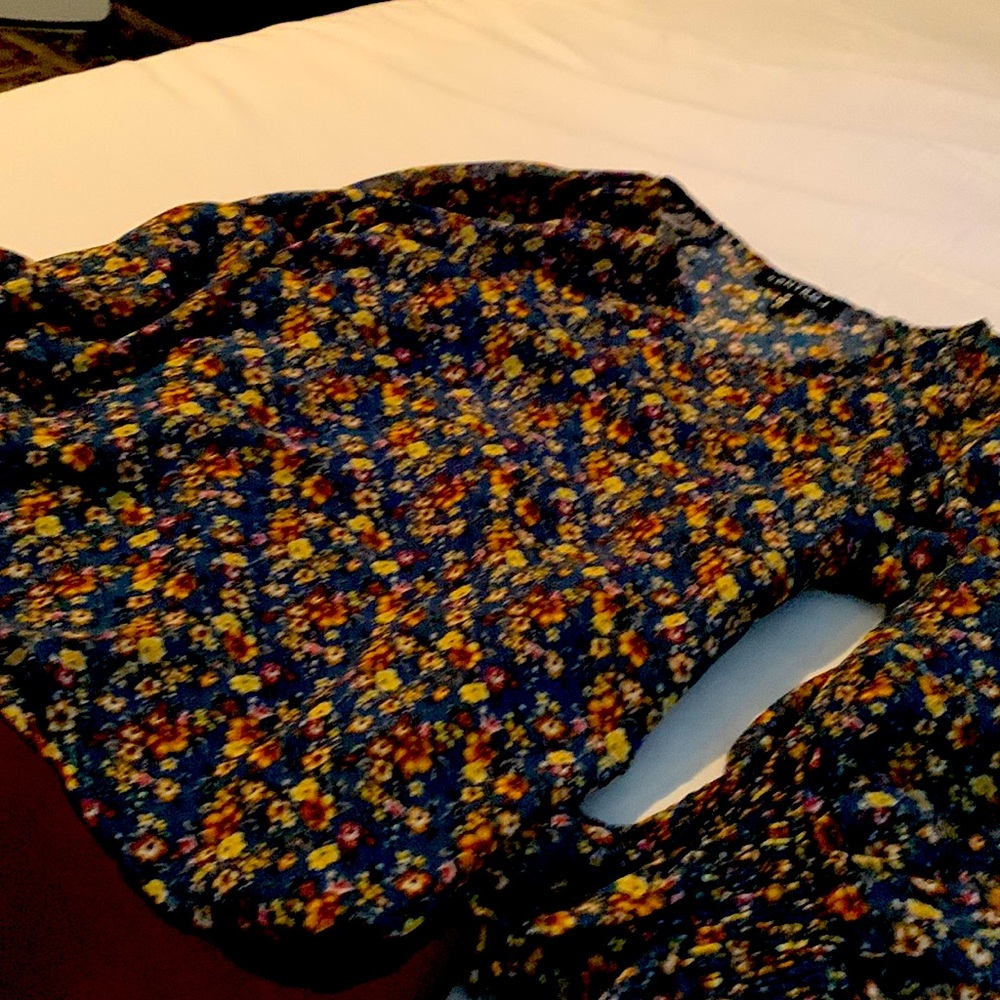 Small petite flowers with a v neck and scrunched wrist sleeves